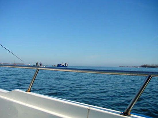 Blick über die Railing vom Boot, bei karibischen Wetter