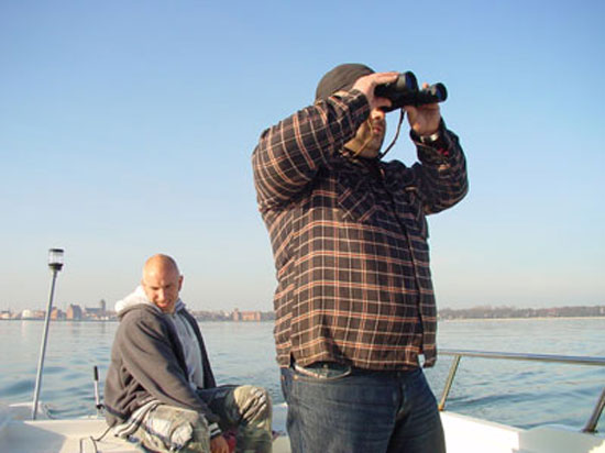 Angler Tuncay mit einem Fernglas