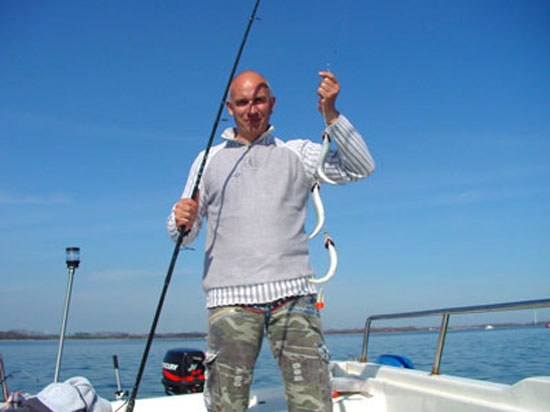 Angler Thomas mit drei Heringen am Heringspaternoster