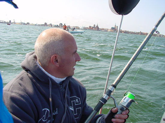 Angler Thomas bei leichtem Wind aber starken Sonnenschein