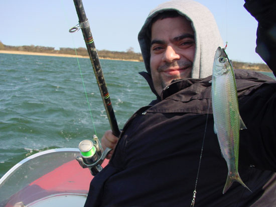 Angler Tuncay, stolz mit seinem weiteren Hering