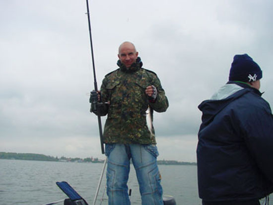 Thomas mit dem nächsten gefangenem Hering