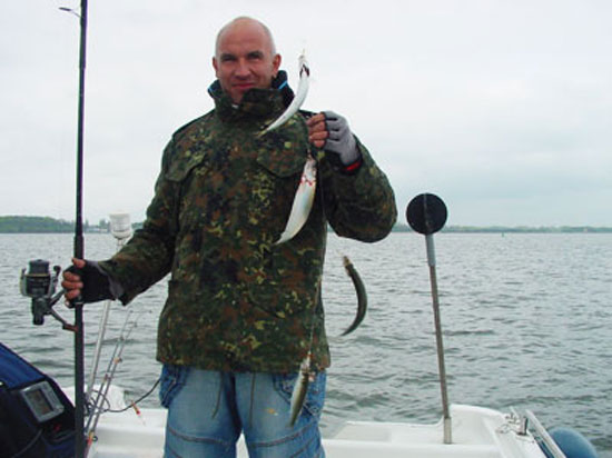 Angler Thomas mit zahlreichen Heringen, die Wolken wichen der Sonne